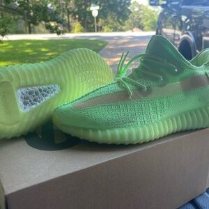 Yzy 350v2. Men’s shoes, never worn. Bright green color